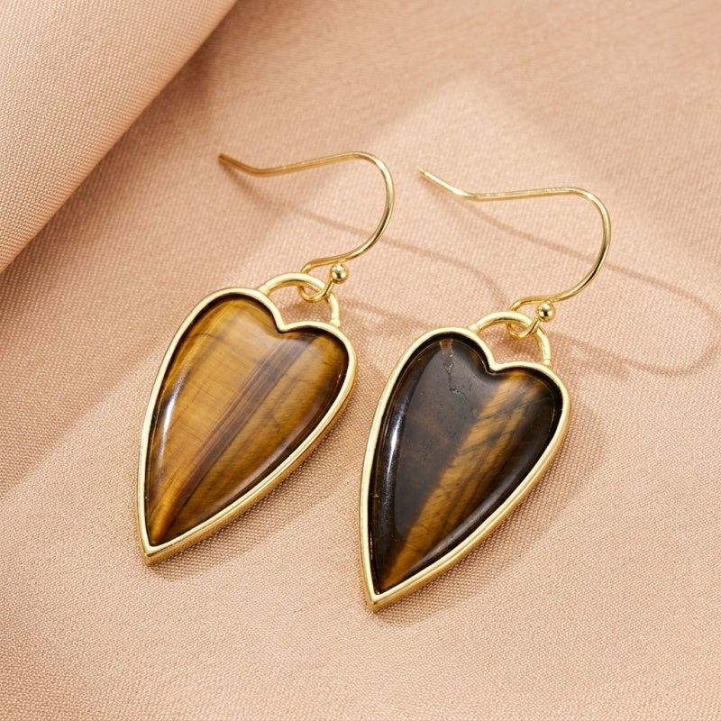 Boucles d'oreilles en forme de cœur avec des pierres d'œil de tigre et des montures dorées.