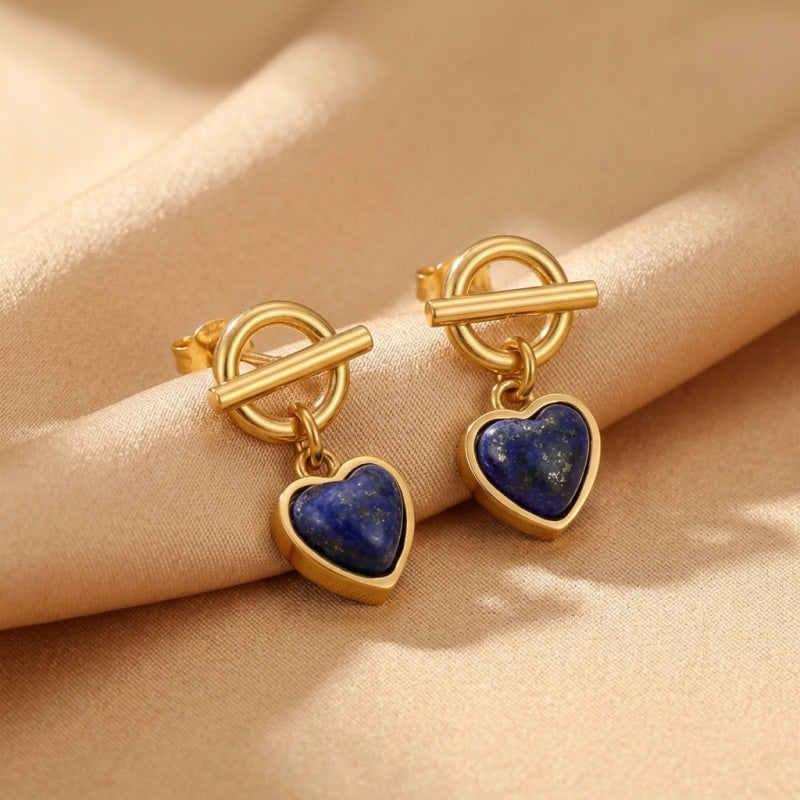 Paire de boucles d'oreilles en forme de cœur en lapis-lazuli avec fermoir doré de type anneau et barre.