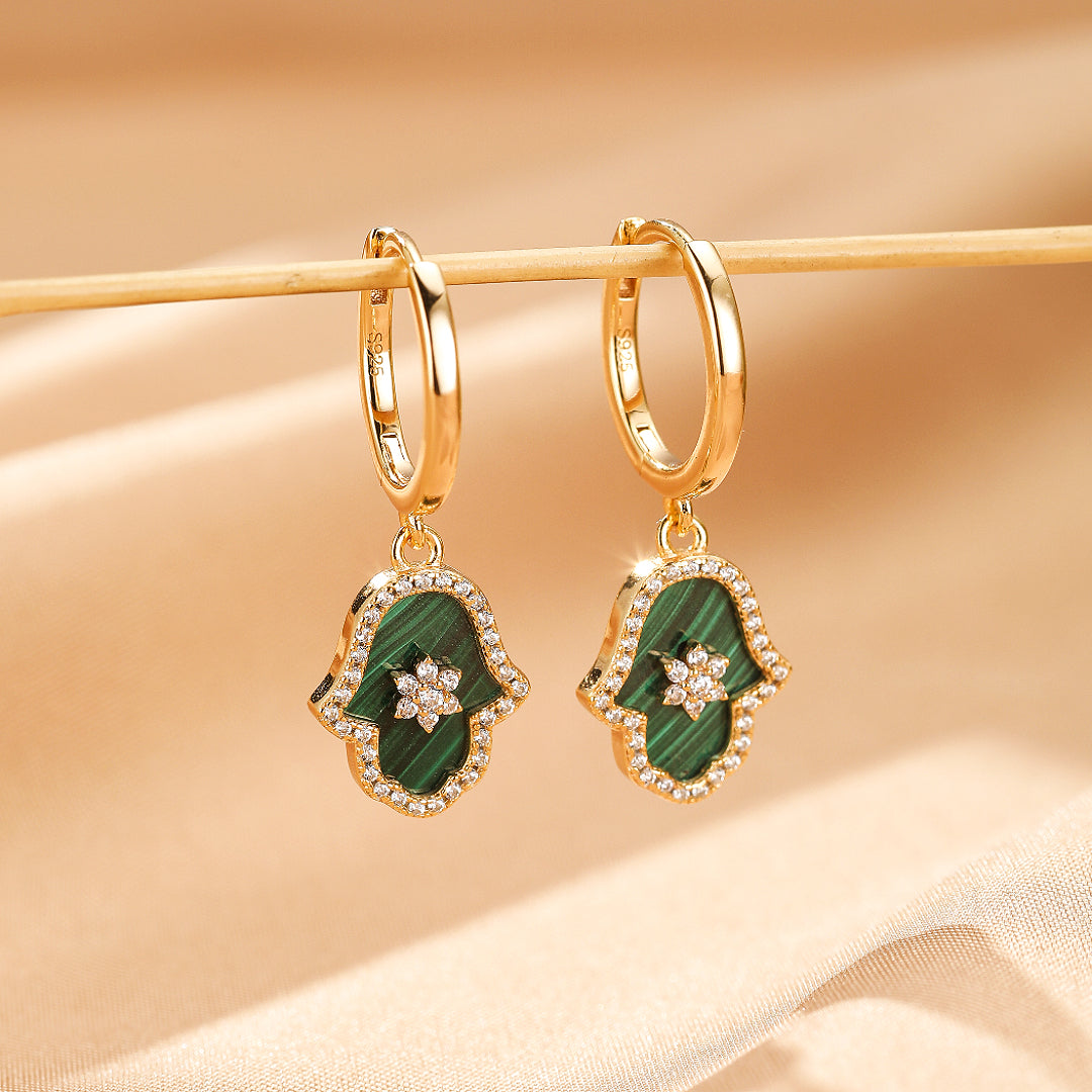 Paire de boucles d'oreilles pendantes main de Fatma en malachite verte, ornées d'une étoile sertie de cristaux et d'une monture en argent plaqué or.