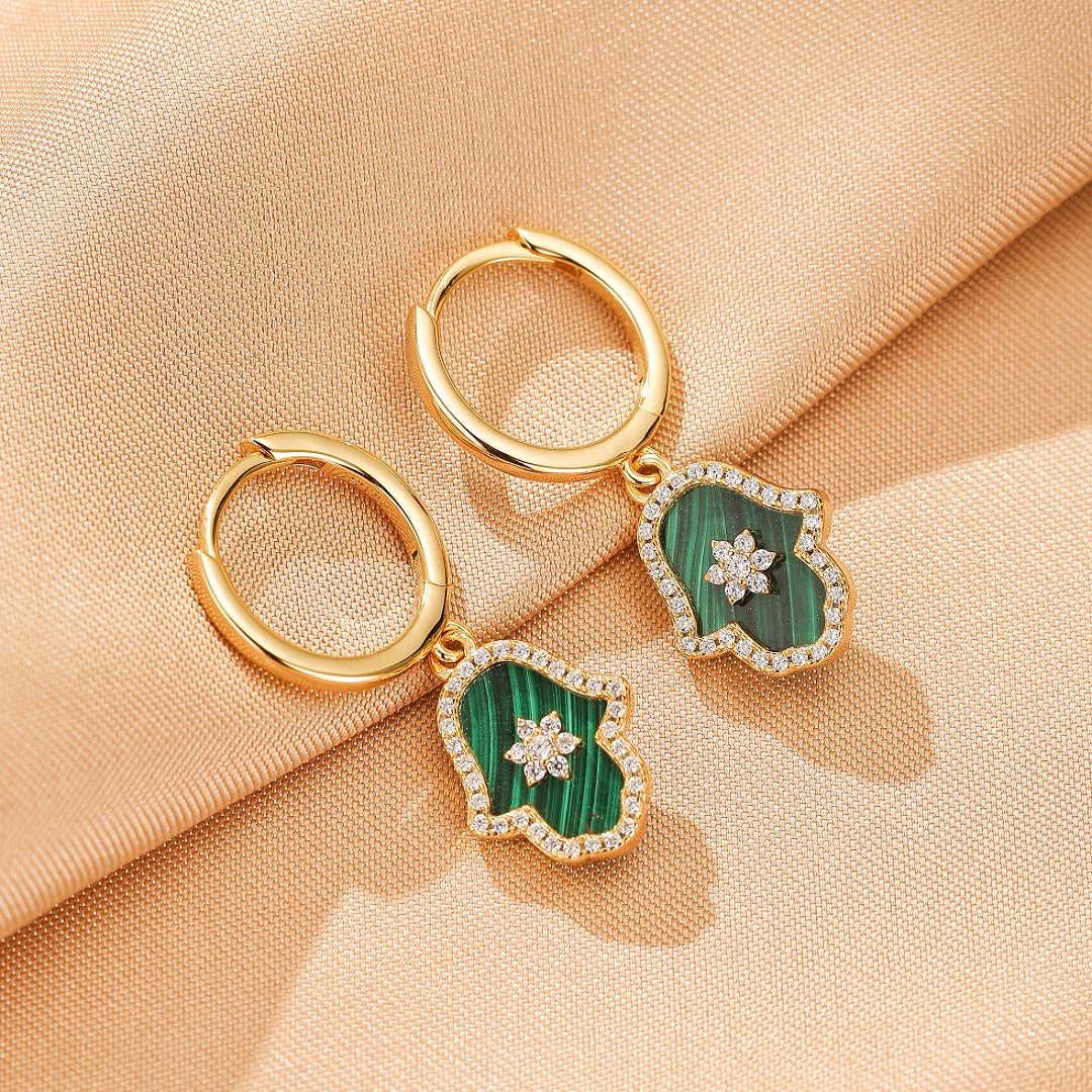 Paire de boucles d'oreilles pendantes en argent plaqué or ornées de malachite verte et de zircons cubiques, en forme de main de Fatma avec une étoile au centre.