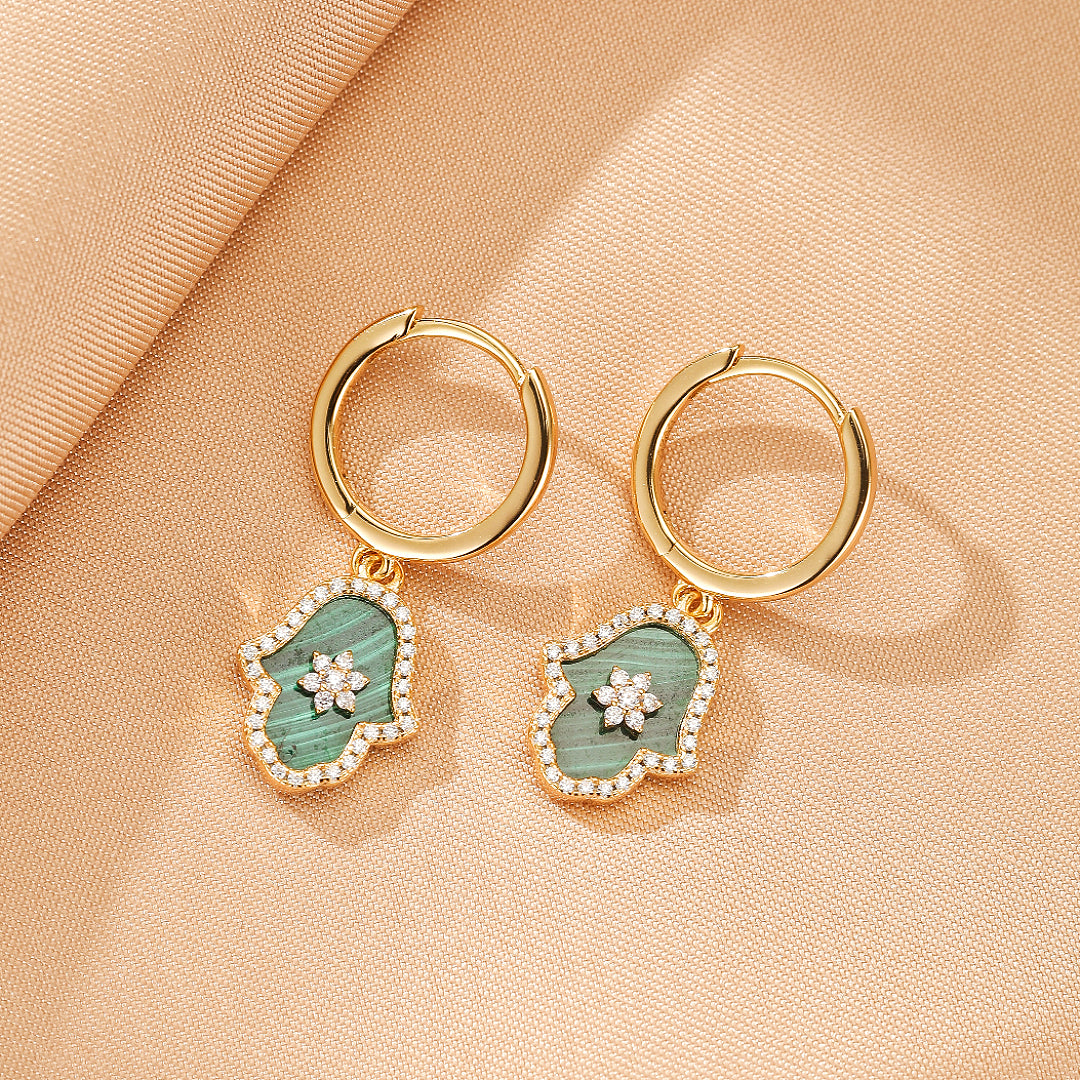 Paire de boucles d'oreilles pendantes en argent plaqué or ornées de malachite et d'une main de Fatma étoilée sertie de zirconiums.