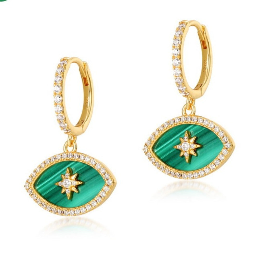 Boucles d'oreilles créoles plaquées or ornées de malachite verte et d'une étoile sertie de zircons cubiques, style œil protecteur.