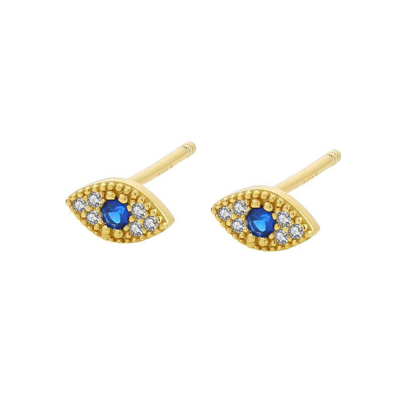Paire de clous d'oreilles œil bleu sertis de zirconiums blancs sur une monture dorée texturée, style mauvais œil.