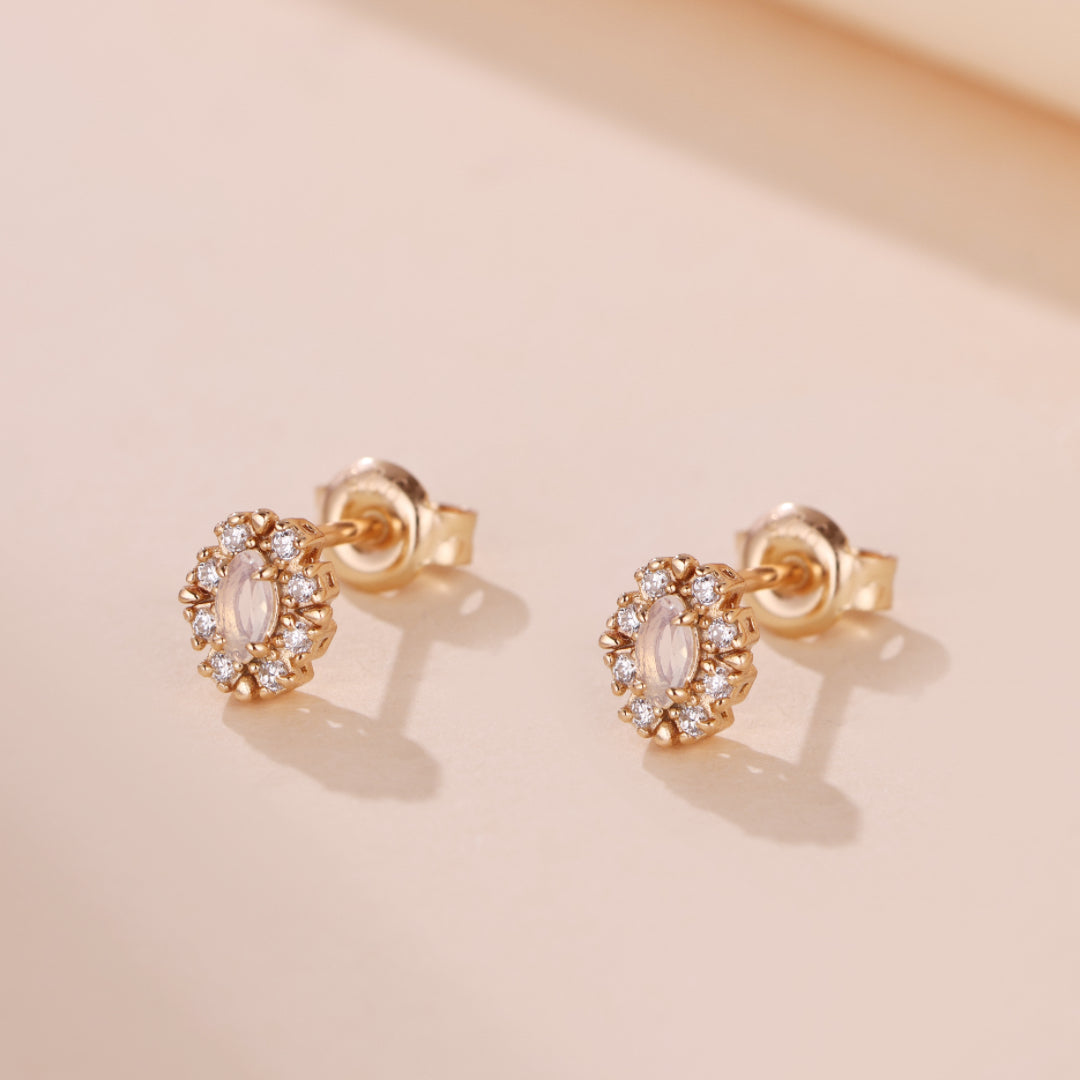 Boucles d'Oreilles Opale Blanche – Brume Étoilée, Argent Plaqué Or