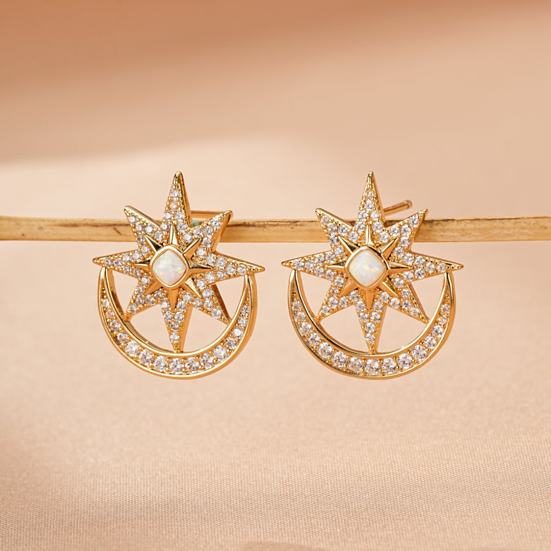 Boucles d'oreilles en argent plaqué or ornées d'une opale blanche et de cristaux scintillants, en forme d'étoile et de croissant de lune.