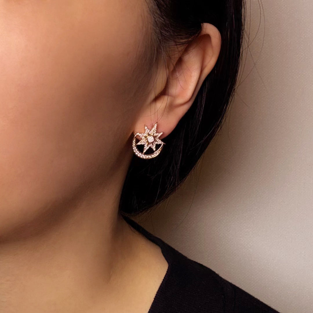 Boucles d'oreilles en or rose ornées d'une opale et de diamants, en forme de lune et d'étoile.
