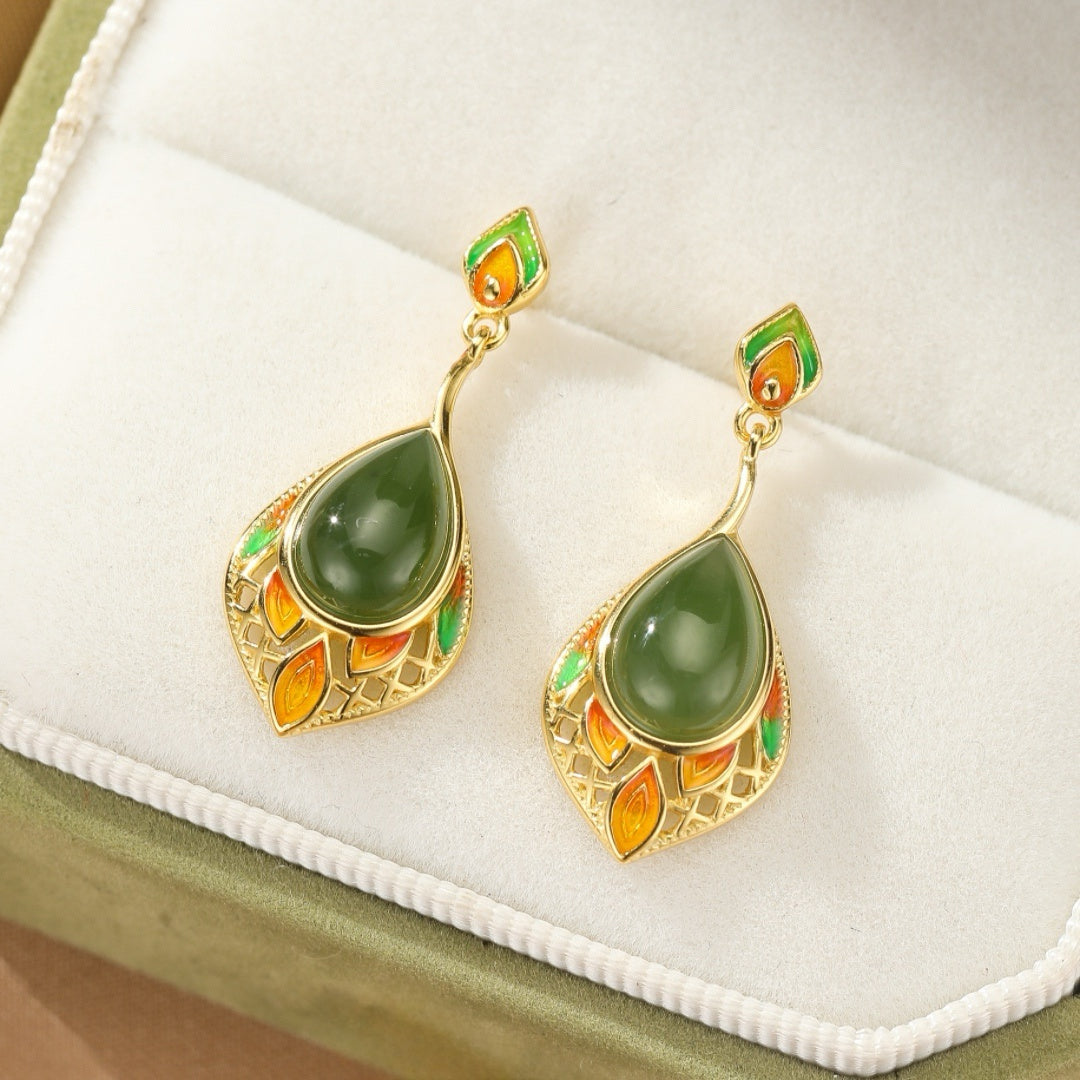 Boucles d'oreilles pendantes en jade serties sur de l'argent plaqué or avec des détails émaillés colorés