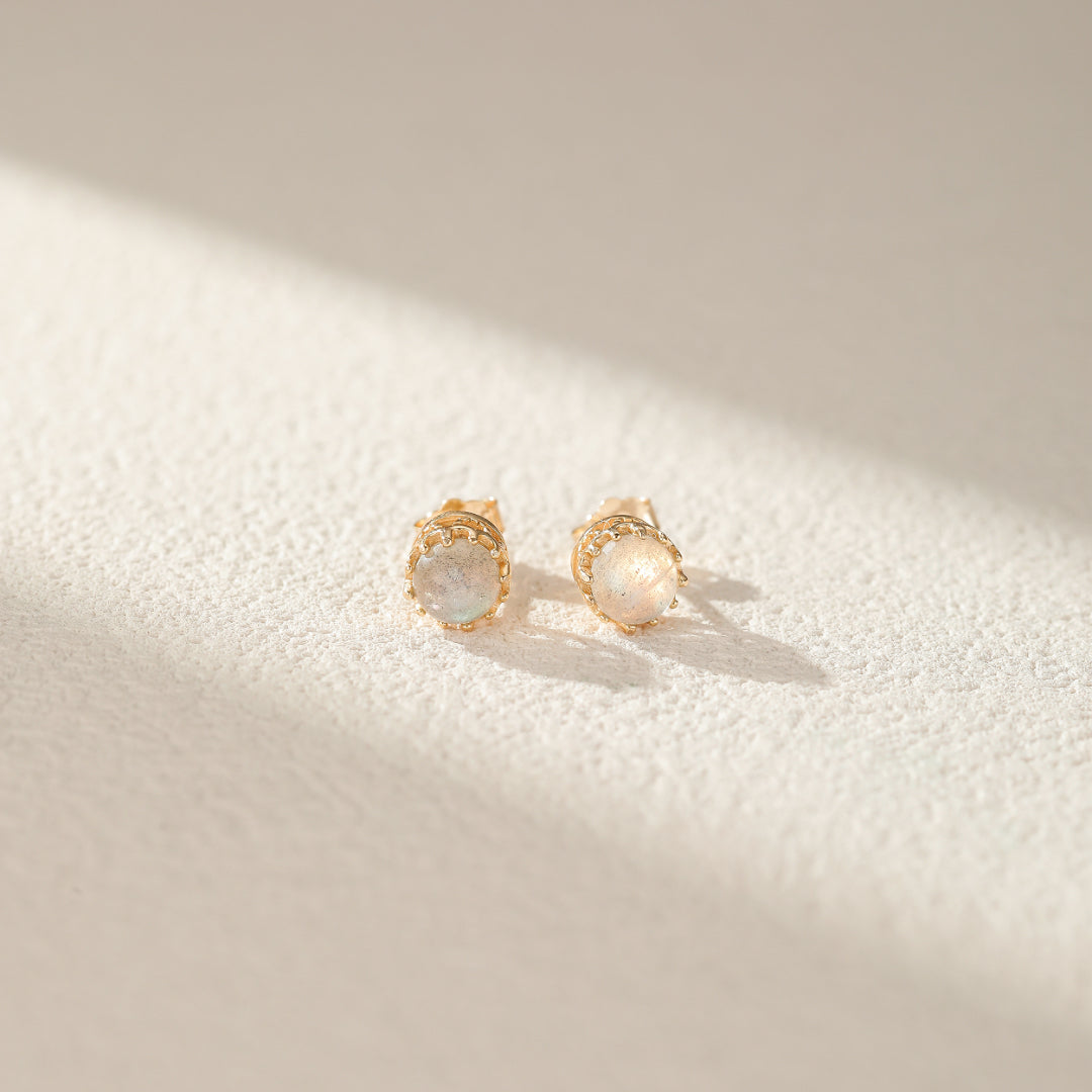 Boucles d'oreilles en argent plaqué or ornées de labradorite, avec un design inspiré du soleil.
