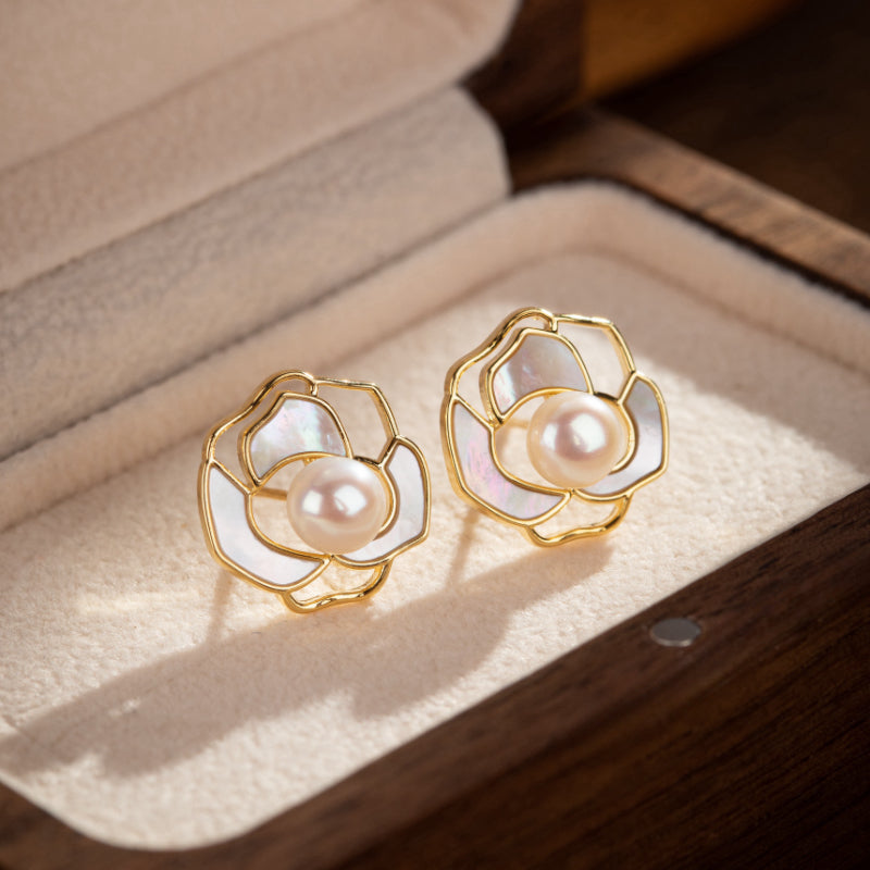 Boucles d'oreilles plaqué or en forme de rose avec une perle au centre et des pétales en nacre