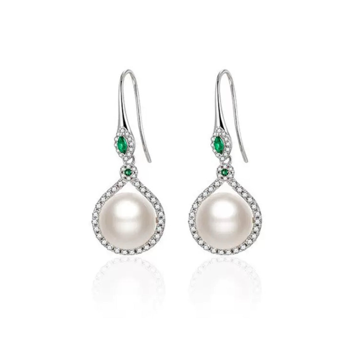 Boucles d'oreilles pendantes en argent 925 ornées d'une perle nacrée, d'émeraudes et de cristaux scintillants.