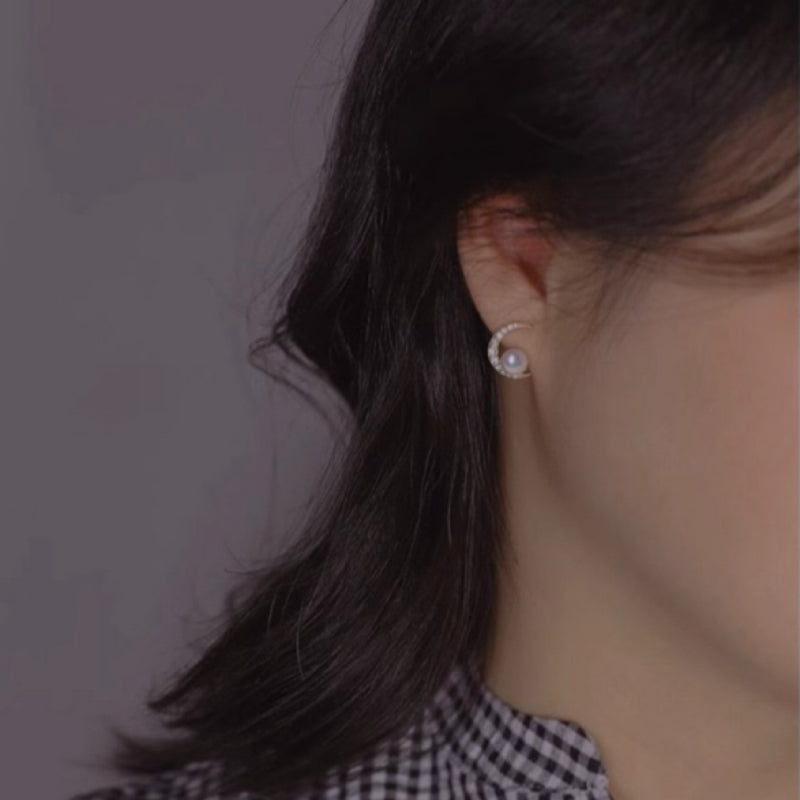 Boucles d'oreilles en plaqué or ornées d'une perle et d'un croissant de lune incrusté de zircons