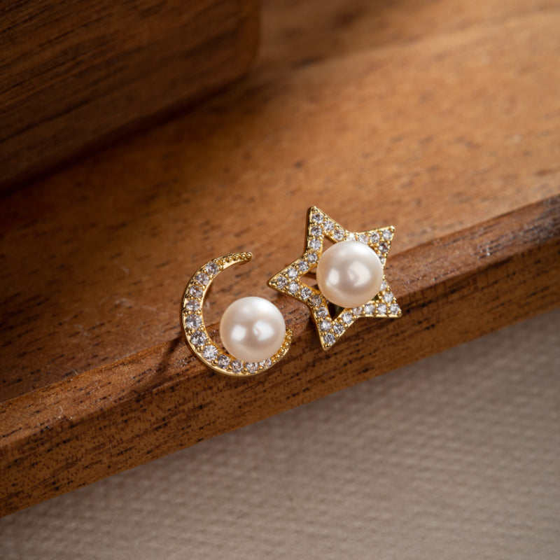 Boucles d'oreilles en forme d'étoile et de lune plaquées or, ornées de perles et de zircons scintillants.