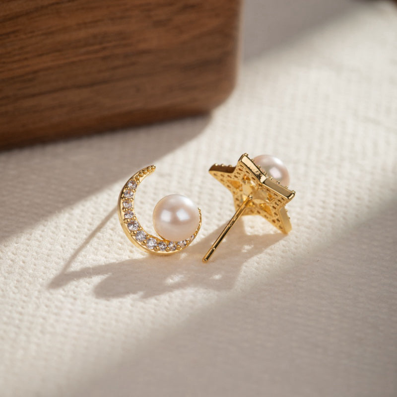 Boucles d'oreilles en forme de lune et d'étoile avec des perles et des zircons cubiques, plaqué or.