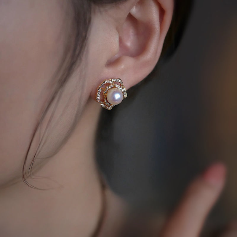 Boucles d'oreilles en or rose avec perle centrale et zircons incrustés, design floral en forme de rose