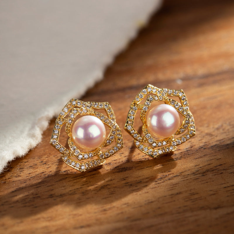 Boucles d'oreilles en or plaqué ornées de perles roses et de diamants, en forme de rose stylisation de rose