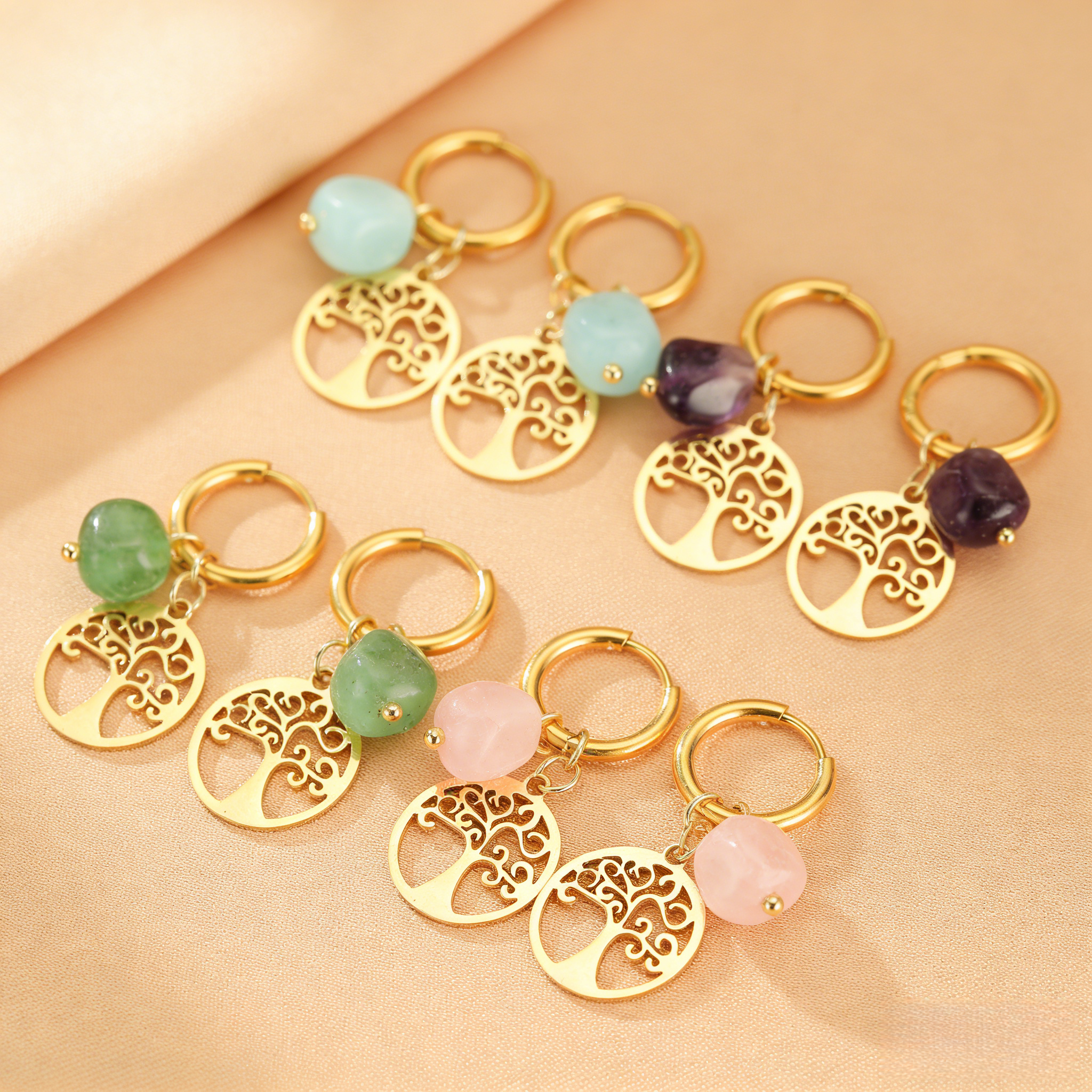 Boucles d'oreilles créoles dorées avec pendentif Arbre de Vie et pierres naturelles : quartz rose, aventurine verte, améthyste et pierre de lune.