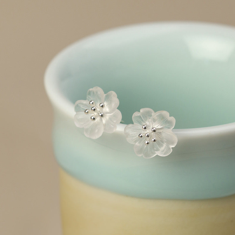 Boucles d'Oreilles Quartz Clair – Fleur de Tranquillité, Argent Plaqué Or