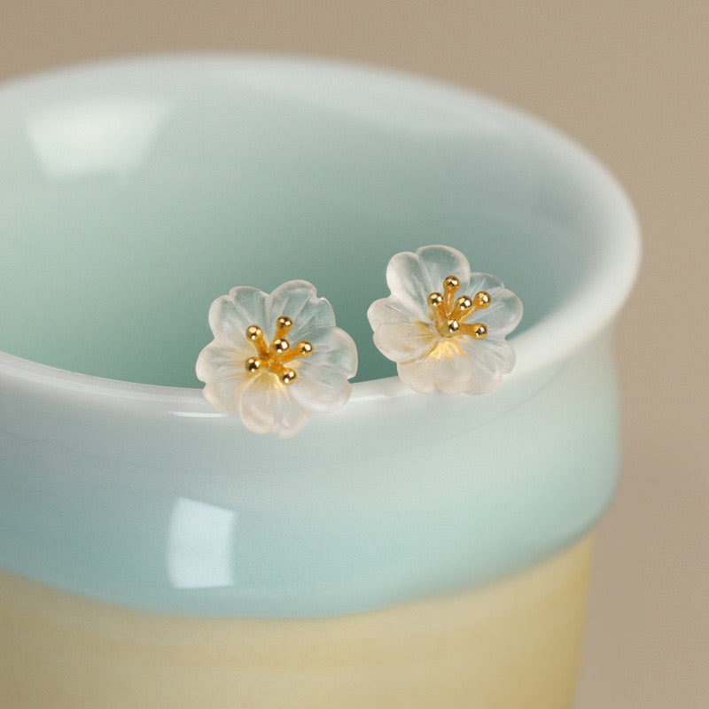 Boucles d'Oreilles Quartz Clair – Fleur de Tranquillité, Argent Plaqué Or