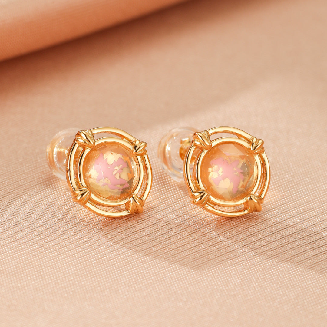 Paire de boucles d'oreilles Aura Radieuse en argent plaqué or 10K, serties d'une pierre de quartz rose aux reflets irisés et d'une monture dorée travaillée.