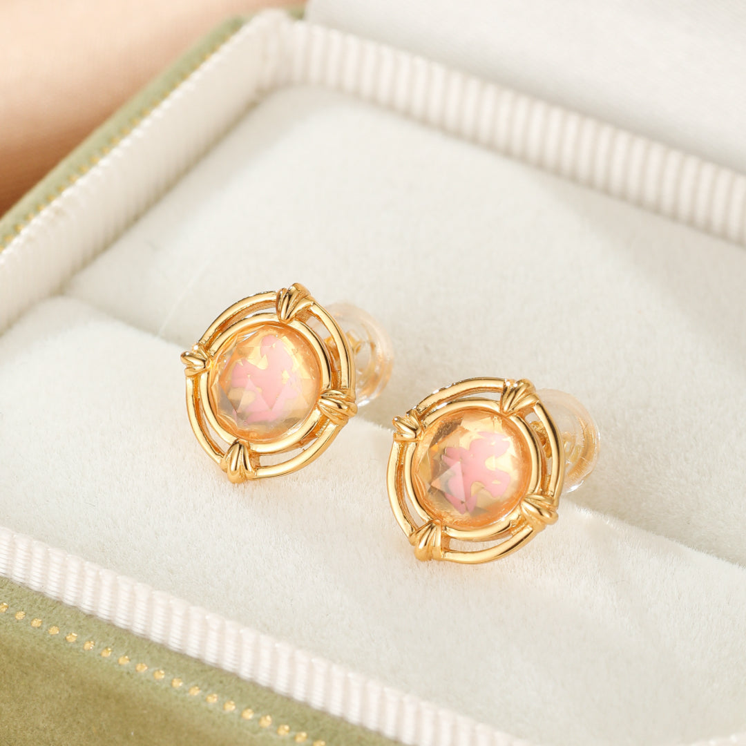 Boucles d'oreilles Aura Radieuse en argent plaqué or 10K avec quartz rose pastel et monture carrée ajourée, présentées dans un écrin vert.