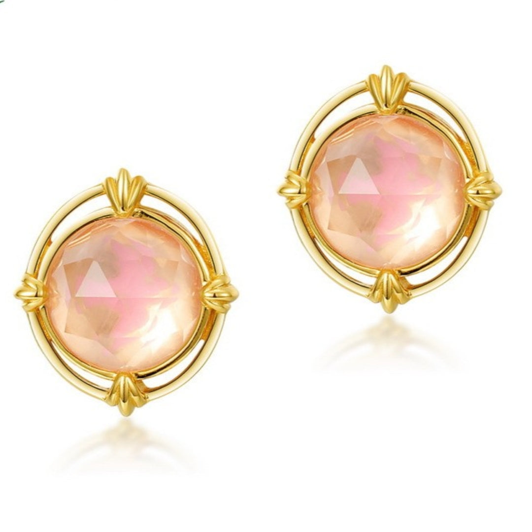 Paire de boucles d'oreilles Aura Radieuse en argent plaqué or 10K, ornées de pierres de quartz rose rondes et facettées dans un serti ovale doré.