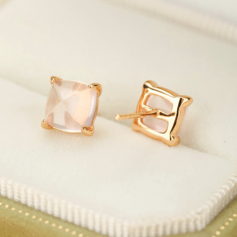 Paire de clous d'oreilles carrés en quartz rose clair sertis sur de l'argent plaqué or, présentés dans un écrin.