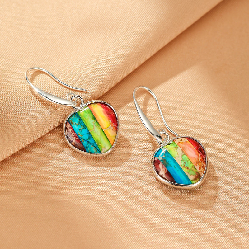 Boucles d'oreilles cœur en pierre naturelle multicolore, style arc-en-ciel, avec crochets argentés.