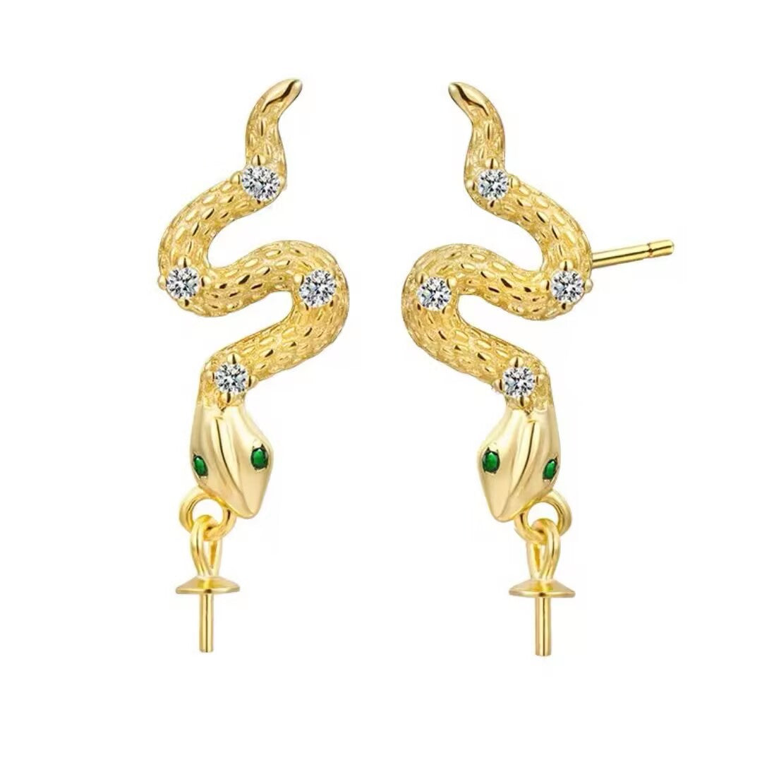 Paire de boucles d'oreilles en forme de serpent en argent 925 plaqué or, ornées de zircons blancs et d'yeux verts, avec un fermoir sécurisé.