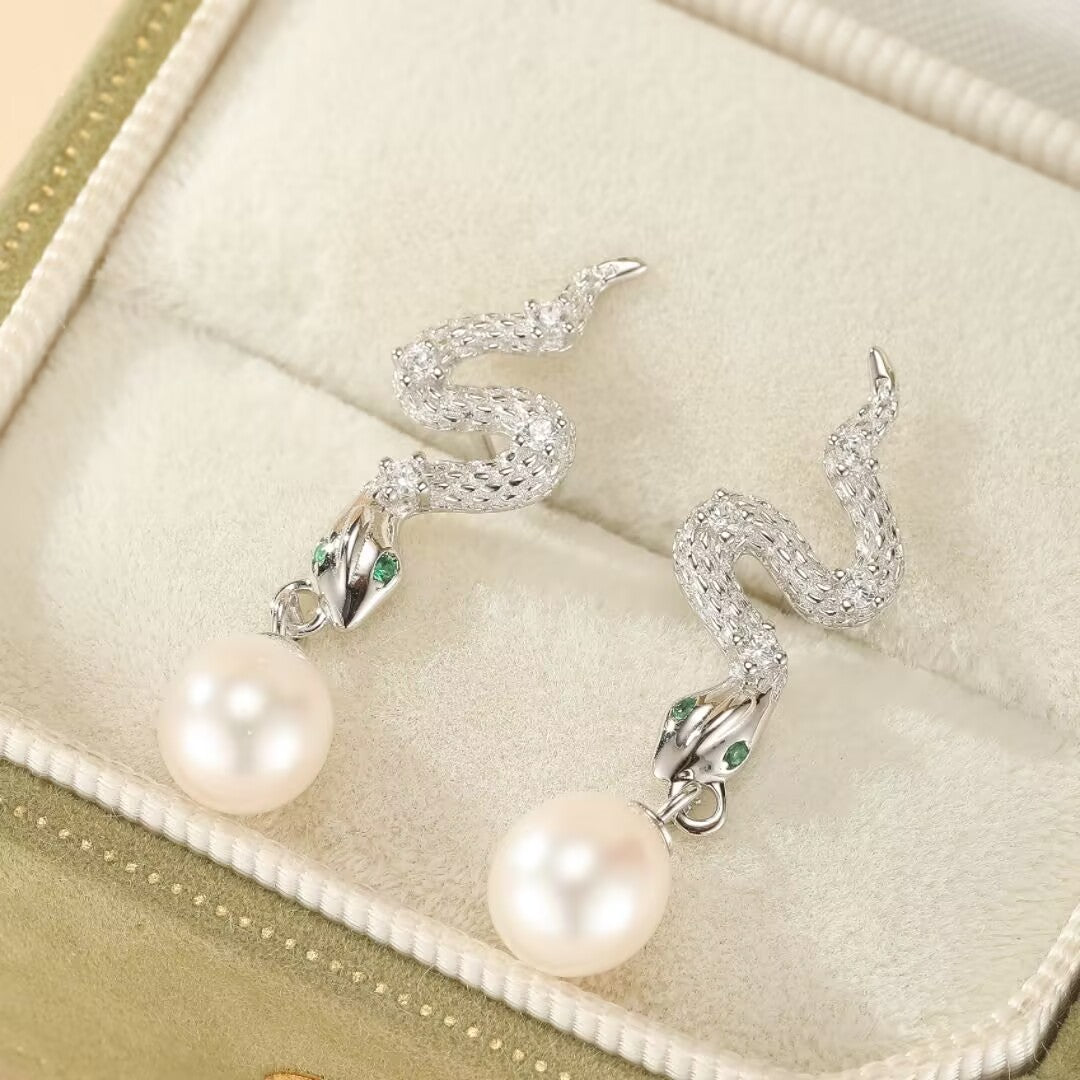 Boucles d'oreilles fantaisie en forme de serpent en argent 925, ornées de zircons blancs et de perles nacrées blanches, avec des yeux en émeraude.