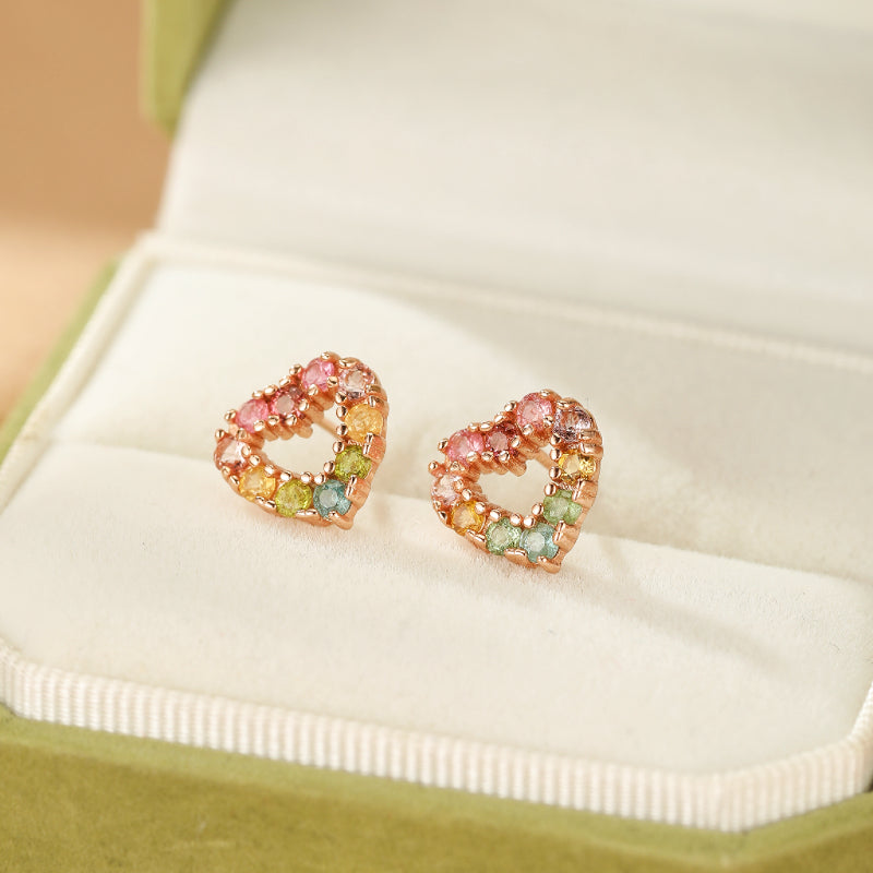 Boucles d'oreilles cœur en argent serties de tourmalines multicolores, présentées dans une boîte cadeau verte.