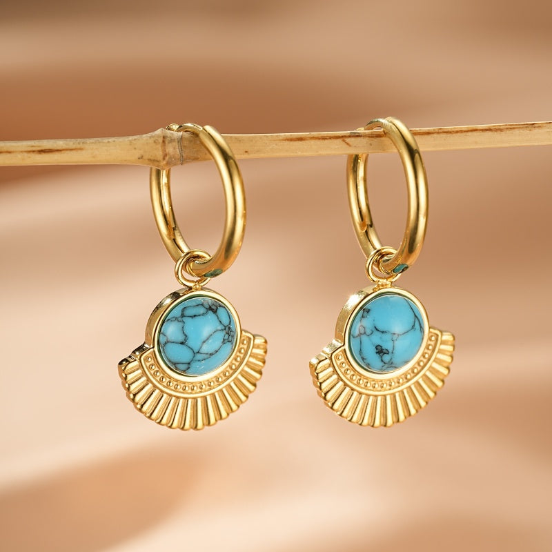 Boucles d'oreilles "Arcane du Désert" en plaqué or avec une turquoise ronde sertie sur un pendentif en éventail texturé.