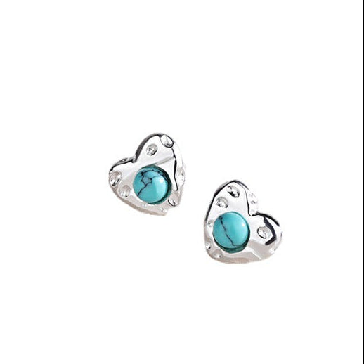 Paire de boucles d'oreilles en argent en forme de cœur serties d'une turquoise bleue et de petits zircons brillants.