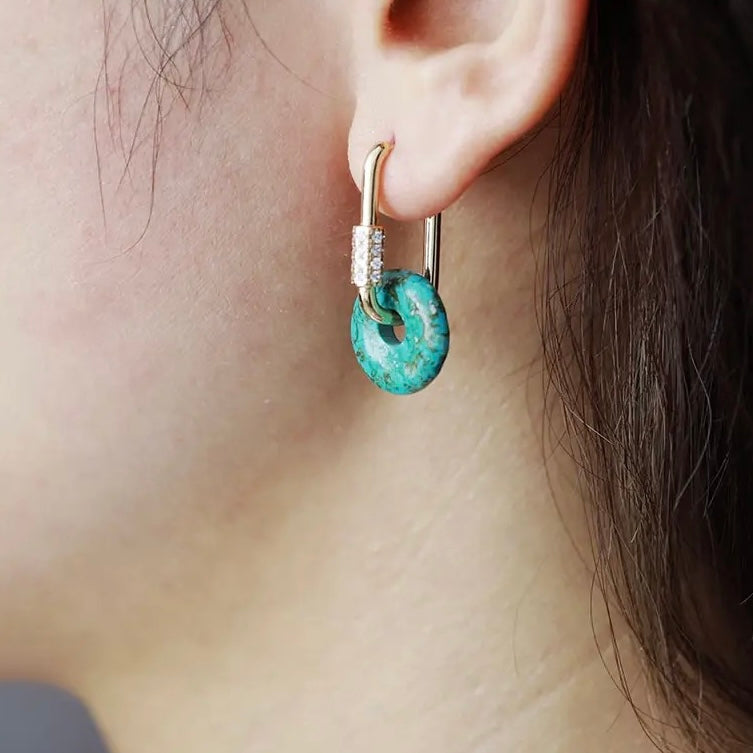 Boucle d'oreille plaqué or avec une pierre turquoise ronde et des zircons.