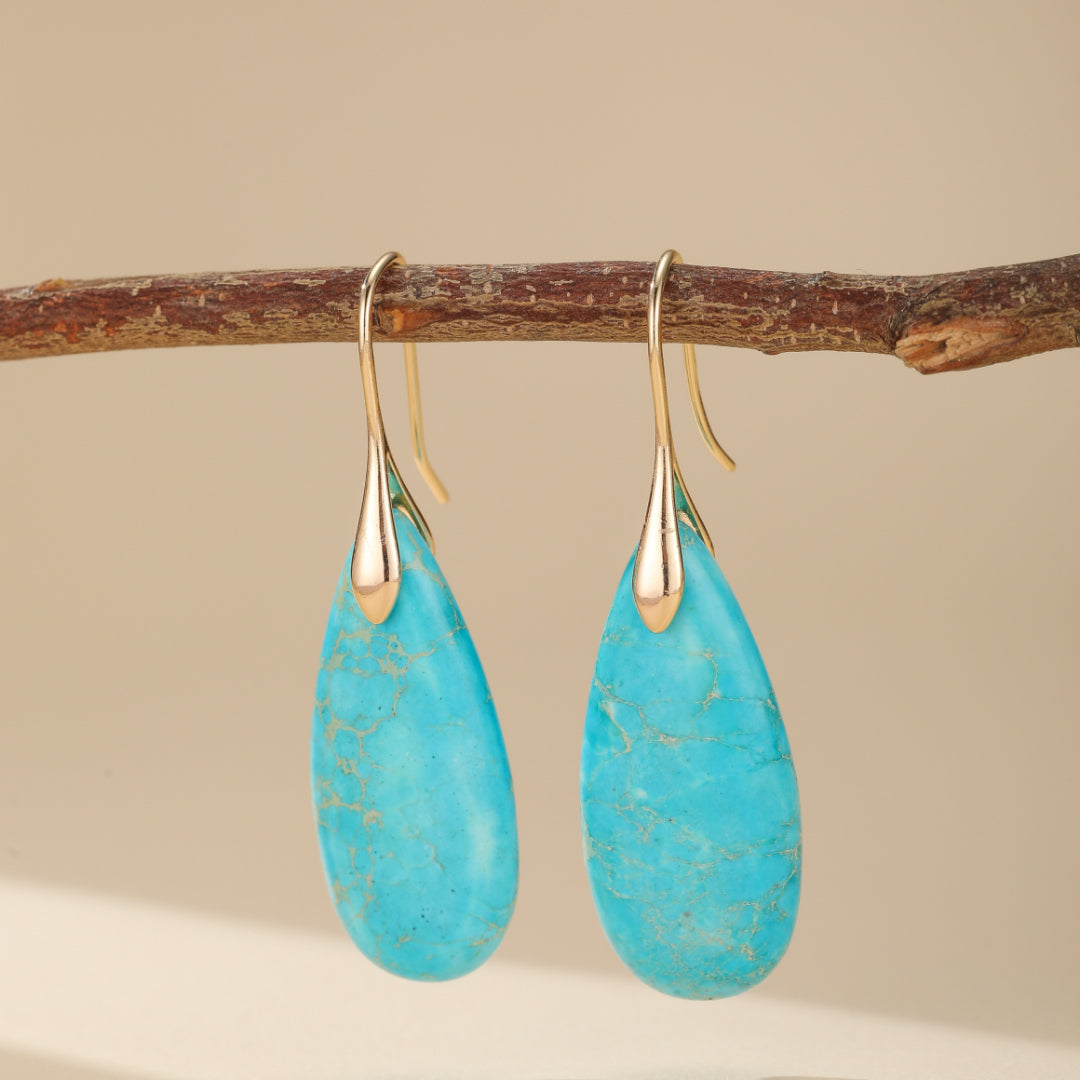 Boucles d'oreilles Majestueuses en turquoise naturelle et plaqué or, un bijou ethnique élégant et spirituel pour femme, favorisant l'énergie positive et l'harmonie.