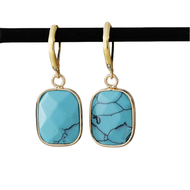 Paire de boucles d'oreilles pendantes "Nébuleuse d'Azur" en argent plaqué or avec des pierres turquoise rectangulaires aux reflets bleutés et veinures noires.