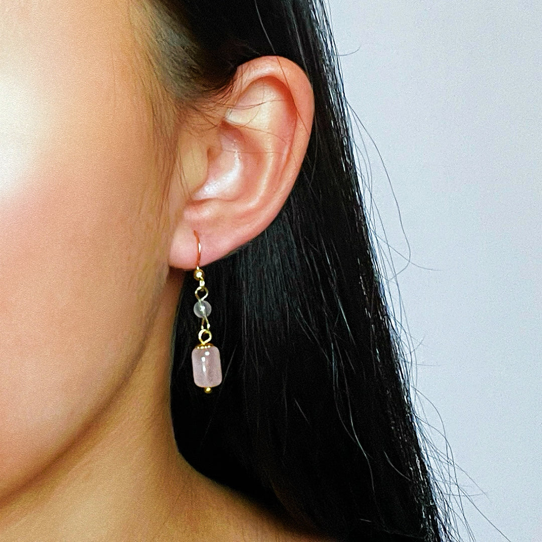 Boucles d’Oreilles Labradorite et Quartz Rose – Douceur d’Éclat