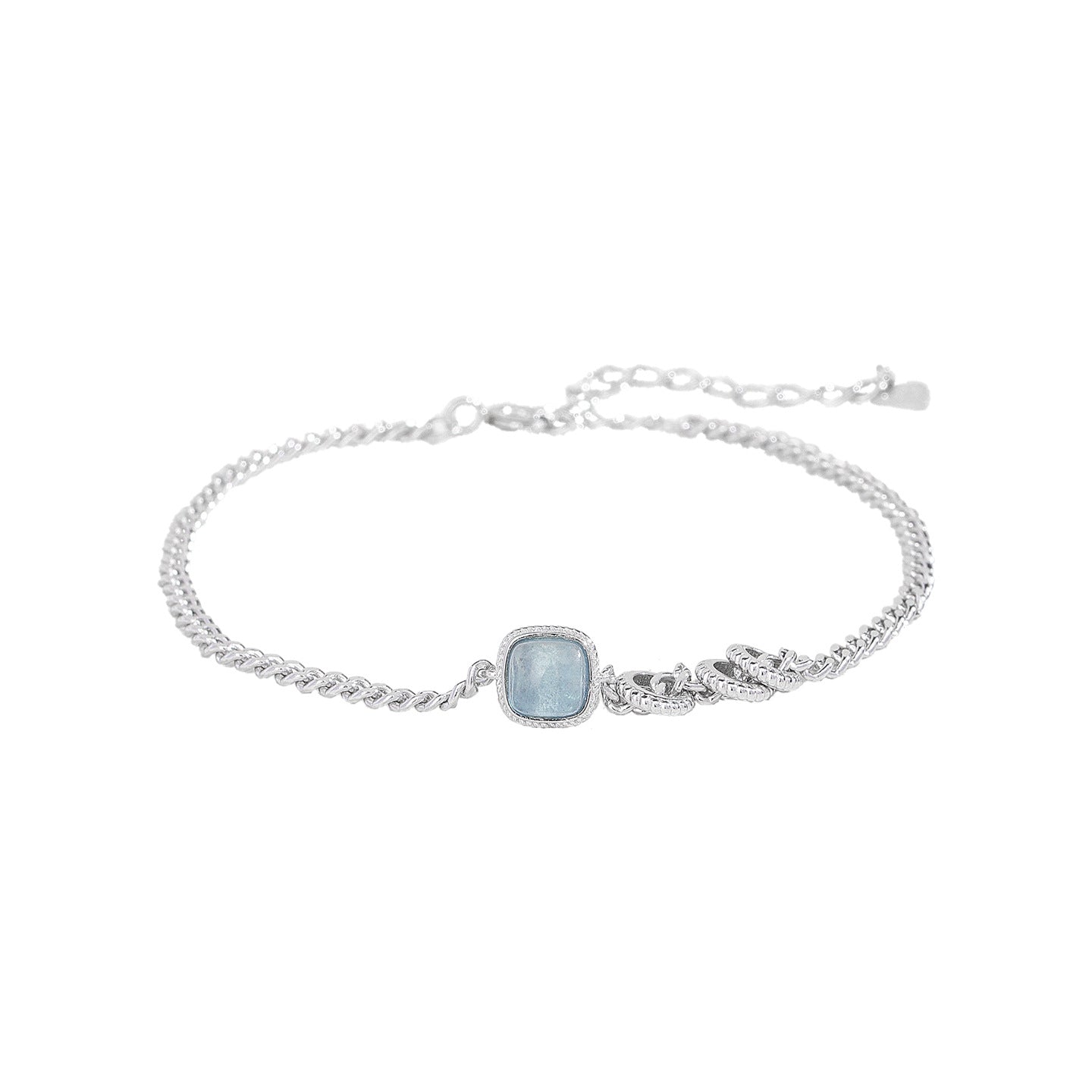 Bracelet en argent avec une pierre d'aigue-marine carrée au centre et une chaîne torsadée délicate.