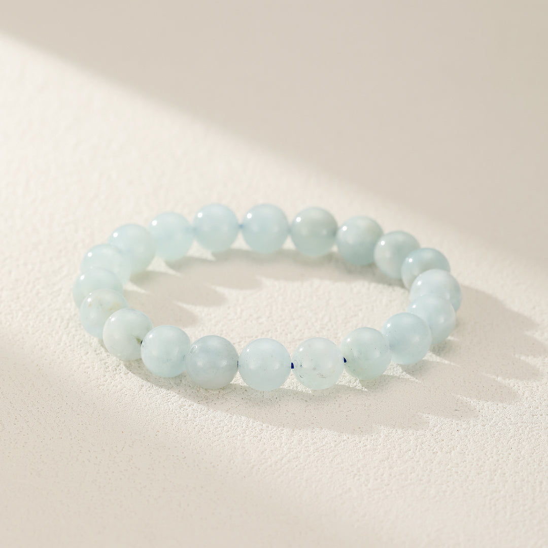 Bracelet Aigue Marine 'Calme' présenté dans une élégante boîte-cadeau, idéal pour offrir un moment de tranquillité.