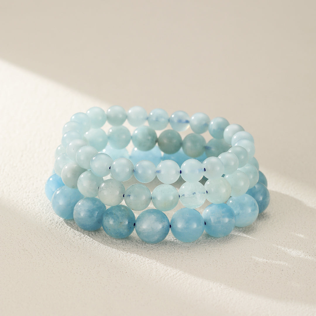 Vue rapprochée du bracelet Aigue Marine, mettant en valeur la beauté des pierres précieuses et leur effet apaisant.
