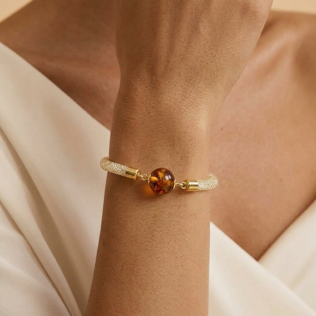 Bracelet raffiné en ambre véritable et citrine monté sur une chaîne en argent plaqué or, porté au poignet