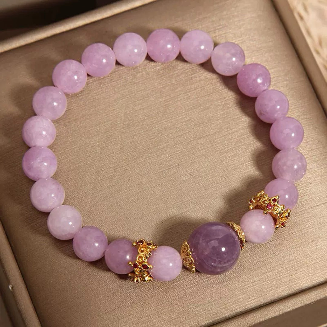Bracelet élastique avec des perles rondes en améthyste et des accents dorés ornés de petites pierres rouges