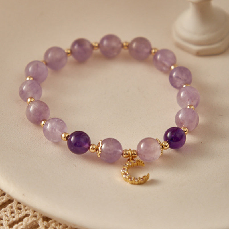 Bracelet "Sérénité Lunaire" en améthyste d'Uruguay avec breloque lune dorée sertie de zirconiums.