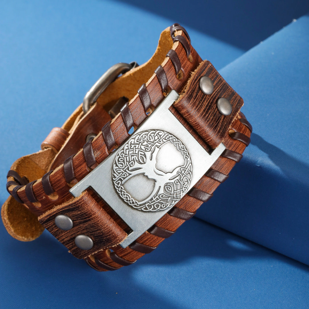 Bracelet Arbre de Vie en cuir marron tressé avec un fermoir argenté gravé de l'Arbre de Vie, style viking.