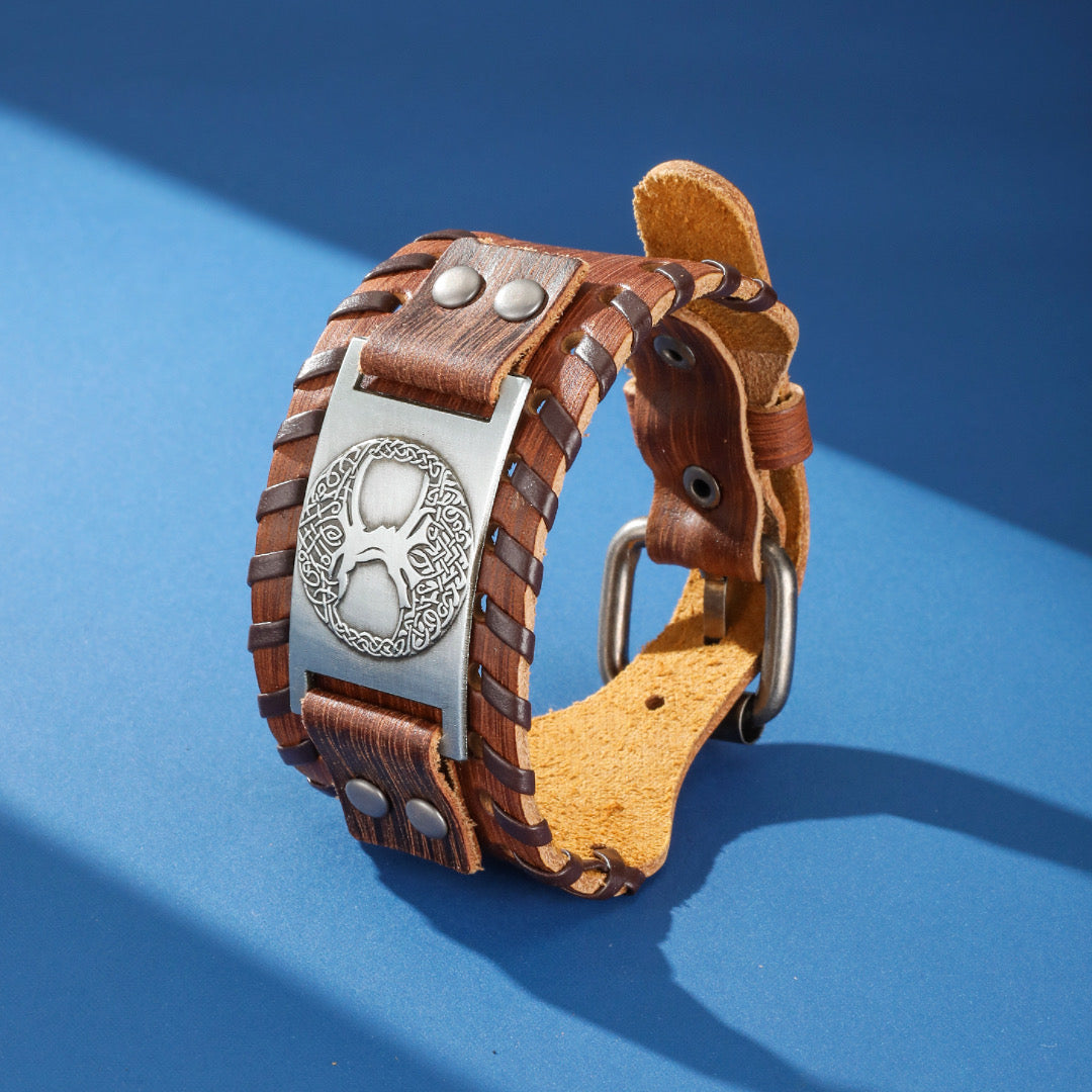 Bracelet Arbre de Vie en cuir marron tressé avec une plaque métallique gravée du symbole de l'Arbre de Vie et un fermoir réglable.