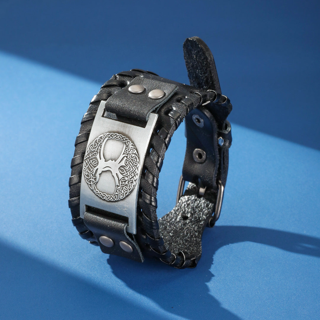 Bracelet Arbre de Vie Force Originelle en cuir noir tressé avec un fermoir et une plaque centrale ornée du symbole stylisé de l'Arbre de Vie.