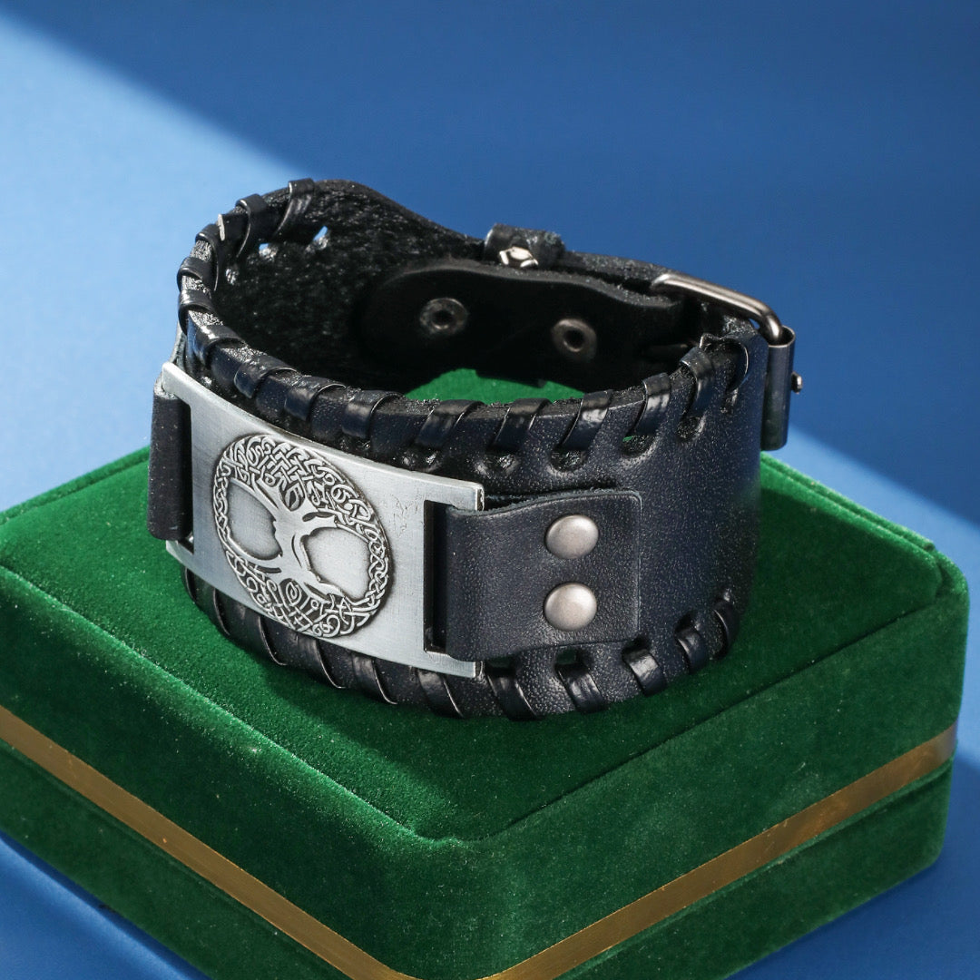 Bracelet Arbre de Vie Force Originelle en cuir noir avec Arbre de Vie celtique gravé sur une plaque métallique argentée, détails tressés et fermoir à boucle.