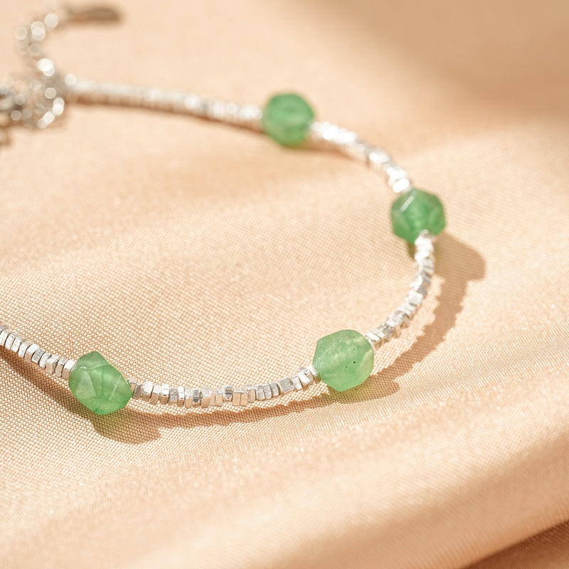 Bracelet en argent avec des perles d'aventurine verte facettée, un bijou tendance pour attirer la fortune.