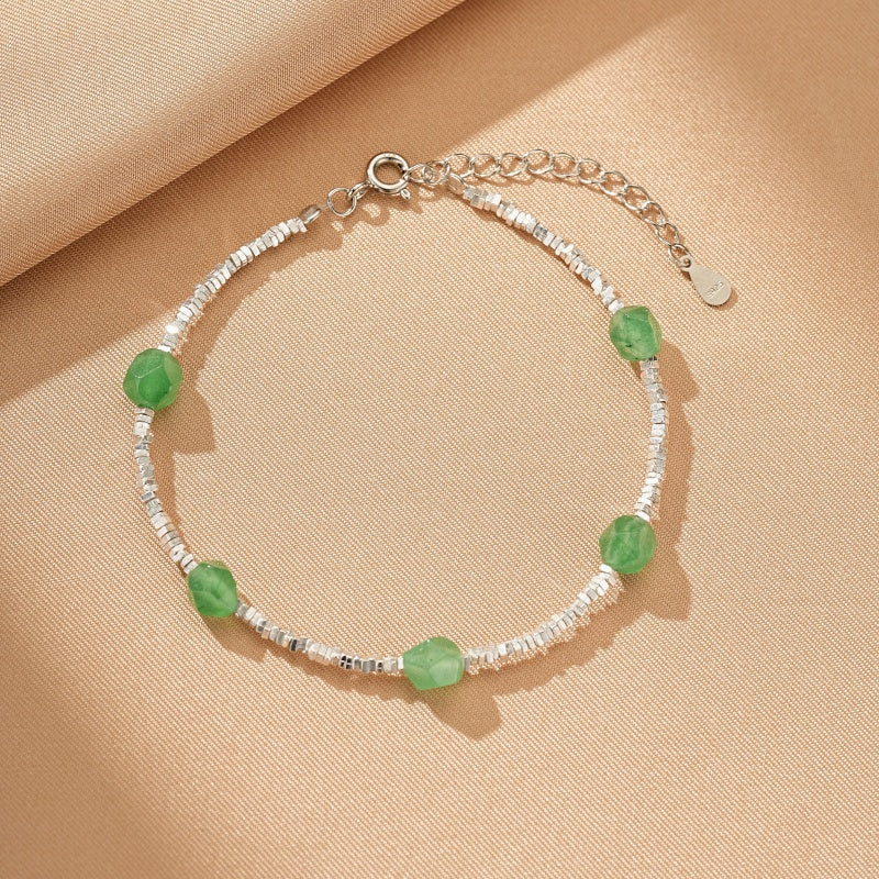Bracelet en argent avec des perles d'aventurine verte facetée, fermoir mousqueton et chaînette d'ajustement.