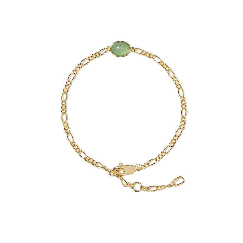 Bracelet à chaîne dorée avec une pierre d'aventurine verte ovale au centre, fermoir mousqueton