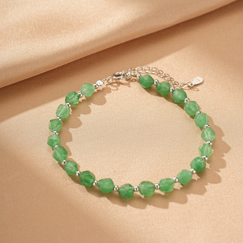 Bracelet fait main avec des perles facetées d'aventurine verte et des petites perles argentées, fermoir en argent.